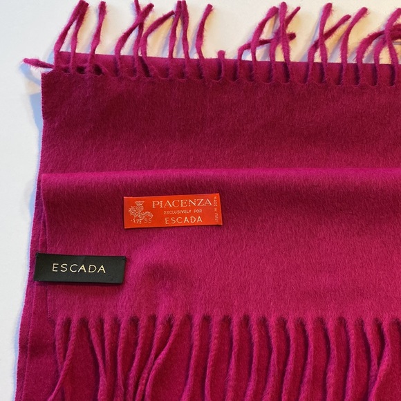 Fringed Cashmere Scarf. Escada Picenza. - Picture 4 of 5